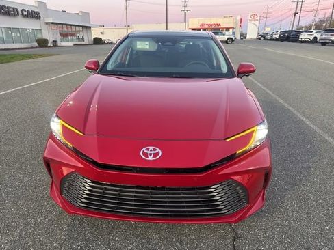 Used 2025 Toyota Camry XLE image 3