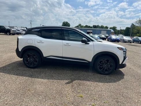 Used 2025 Nissan Kicks SR w/ SR Premium Package AWD/4WD image 2