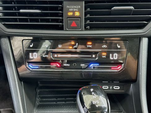 Used 2025 Volkswagen Jetta SE FWD image 23