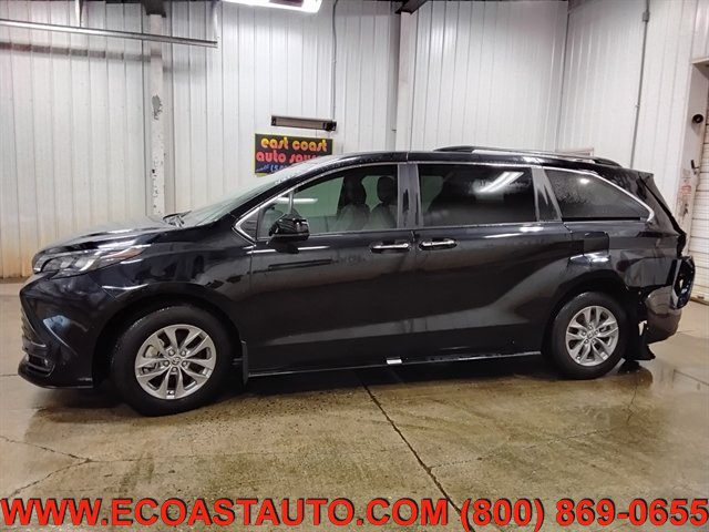 Used 2025 Toyota Sienna XLE FWD image 2