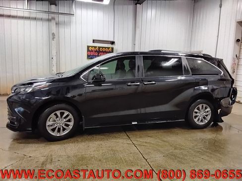 Used 2025 Toyota Sienna XLE FWD image 2