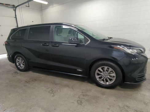 Used 2021 Toyota Sienna LE image 2