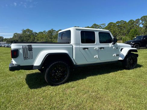 Certified 2025 Jeep Gladiator Sport AWD/4WD image 3