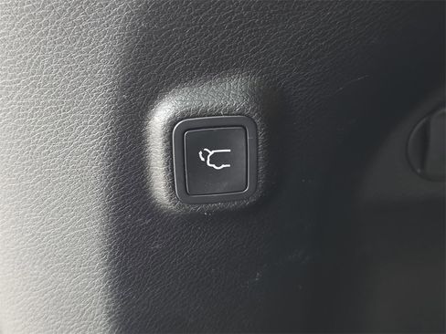 Used 2019 Jeep Cherokee Limited image 9