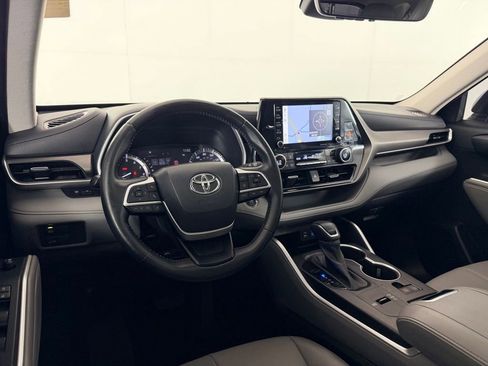 Used 2022 Toyota Highlander XLE FWD image 16