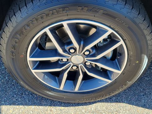 Used 2018 Jeep Grand Cherokee Limited image 17