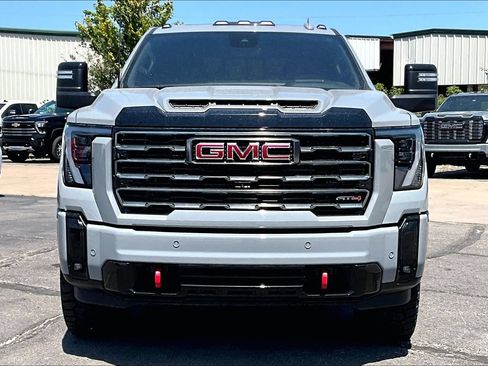 Used 2025 GMC Sierra 2500 AT4 w/ AT4 Premium Plus Package AWD/4WD image 3