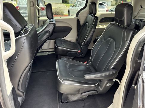 Used 2022 Chrysler Pacifica Limited image 10