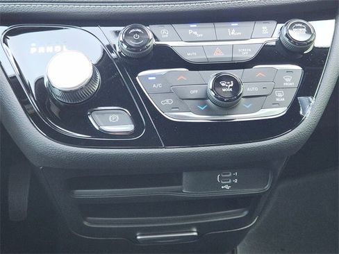 New 2026 Chrysler Pacifica Select image 14