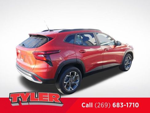 Used 2024 Chevrolet Trax LT w/ LT Convenience Package FWD image 8
