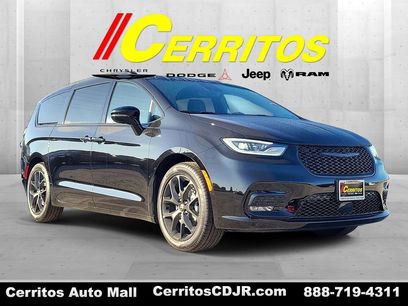 New 2026 Chrysler Pacifica Limited w/ S Appearance Package