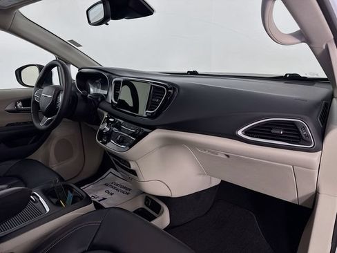 Used 2023 Chrysler Pacifica Touring-L FWD image 29