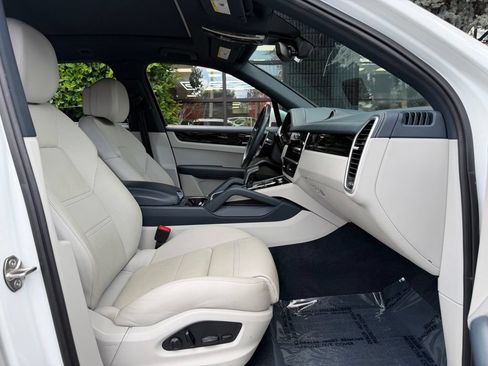 Used 2022 Porsche Cayenne AWD/4WD image 34