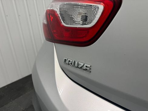 Used 2019 Chevrolet Cruze LT image 6