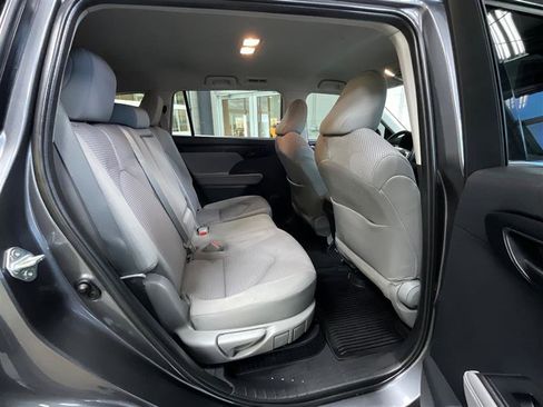 Used 2022 Toyota Highlander LE image 24