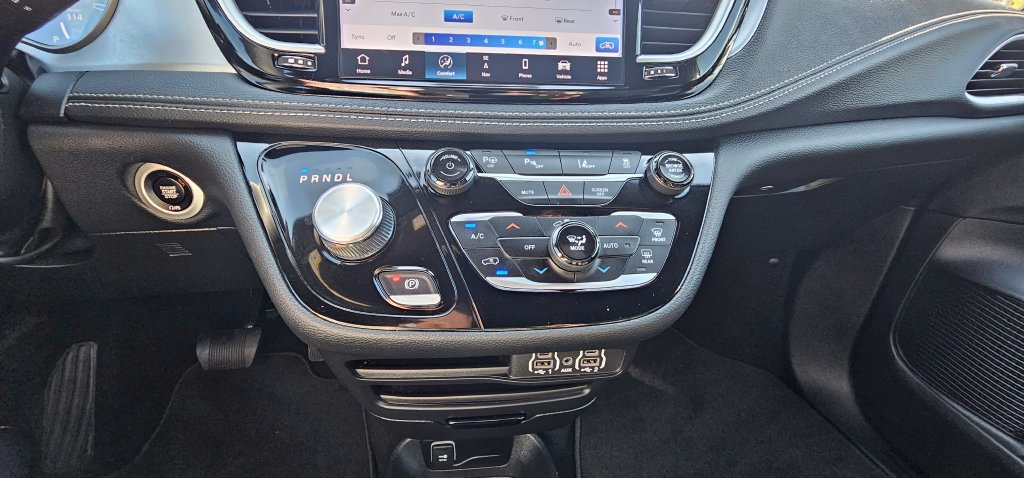 Used 2024 Chrysler Pacifica Limited FWD image 26
