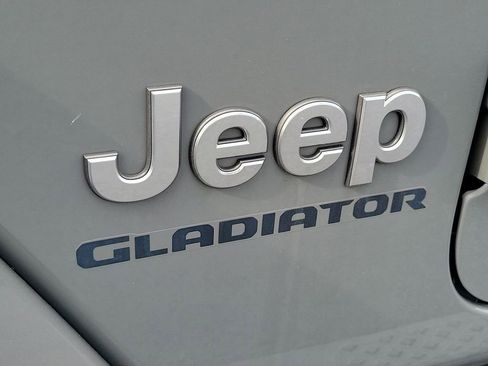 Used 2021 Jeep Gladiator Overland AWD/4WD image 11
