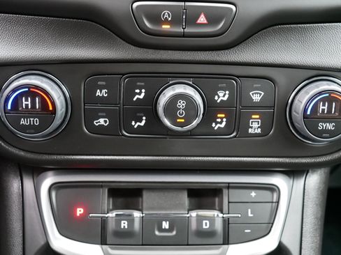 Used 2024 GMC Terrain SLE w/ Driver Convenience Package image 23