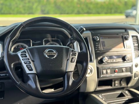 Used 2018 Nissan Titan SV w/ SV Convenience Package image 19