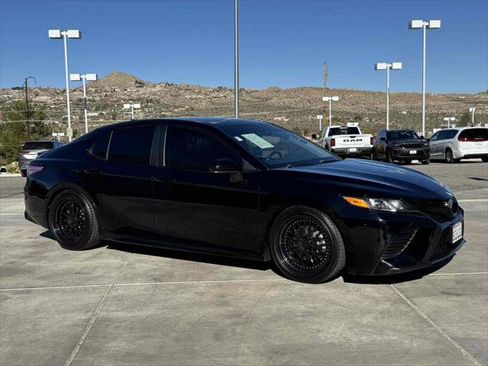 Used 2020 Toyota Camry SE image 2