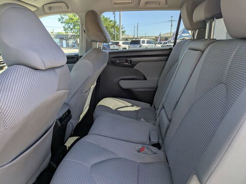 Used 2024 Toyota Highlander LE FWD image 14