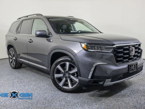 Used 2025 Honda Pilot Touring image 1