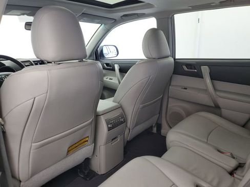 Used 2012 Toyota Highlander SE w/ Tow Pkg image 13