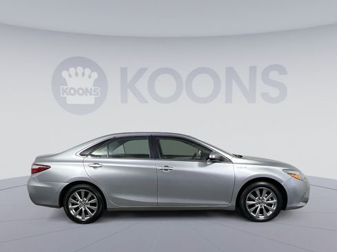 Used 2017 Toyota Camry XLE w/ Moonroof Package FWD image 12