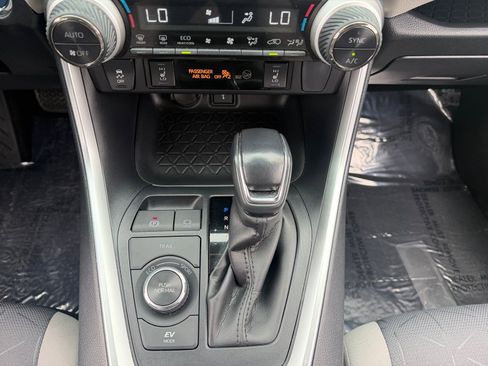 Certified 2021 Toyota RAV4 XLE w/ XLE Grade Weather Package AWD/4WD image 15