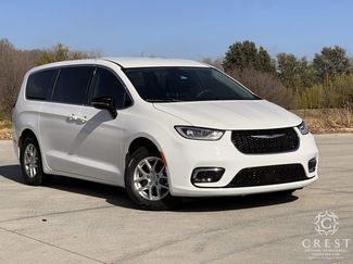 Used 2024 Chrysler Pacifica Touring-L video 2