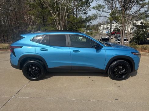 New 2026 Chevrolet Trax LT w/ Midnight Edition FWD image 2