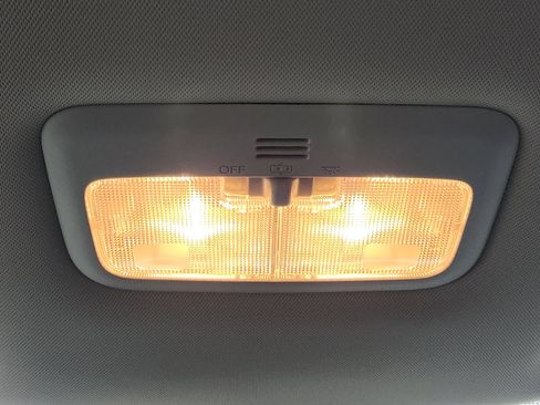 Used 2017 Toyota Corolla LE image 21