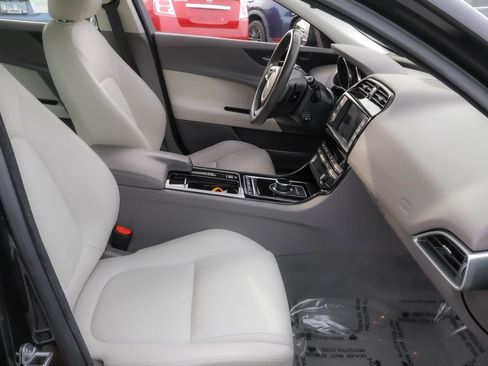 Used 2018 Jaguar XE Premium image 33