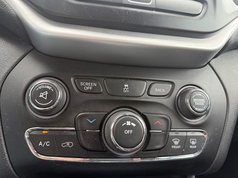 Used 2018 Jeep Cherokee Latitude Plus w/ Cold Weather Group AWD/4WD image 23