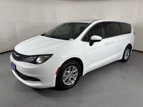 Used 2022 Chrysler Voyager LX FWD image 4
