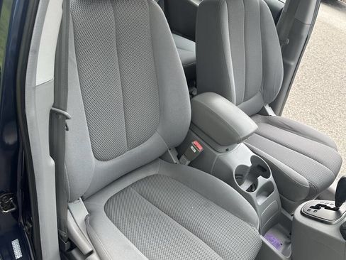 Used 2007 Kia Rondo EX image 12