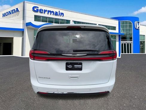 Used 2021 Chrysler Pacifica Touring-L FWD image 6