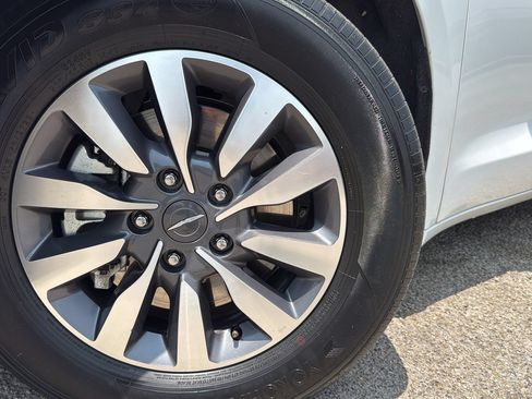 Used 2023 Chrysler Pacifica Touring-L FWD image 28