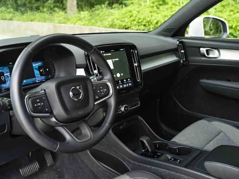 Used 2025 Volvo XC40 B5 Core AWD/4WD image 16