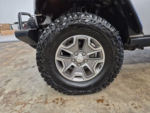 Used 2015 Jeep Wrangler Unlimited Rubicon w/ Connectivity Group AWD/4WD image 8