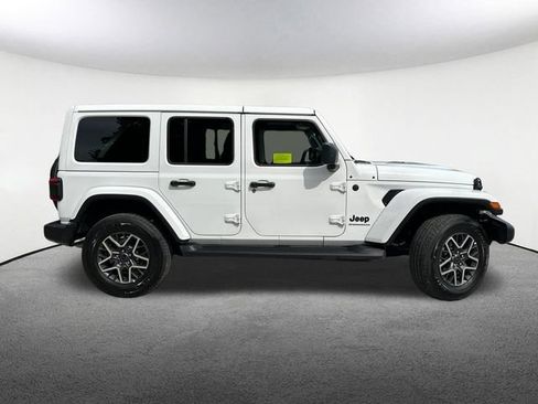 Used 2026 Jeep Wrangler Unlimited Sahara AWD/4WD image 15