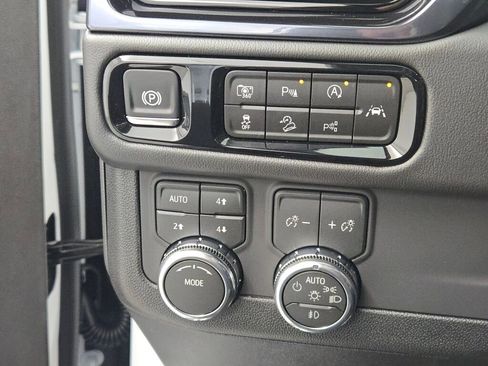 New 2026 GMC Yukon XL AT4 w/ AT4 Premium Package AWD/4WD image 32