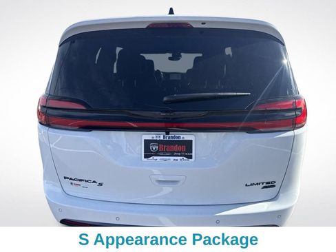 New 2026 Chrysler Pacifica Limited image 5