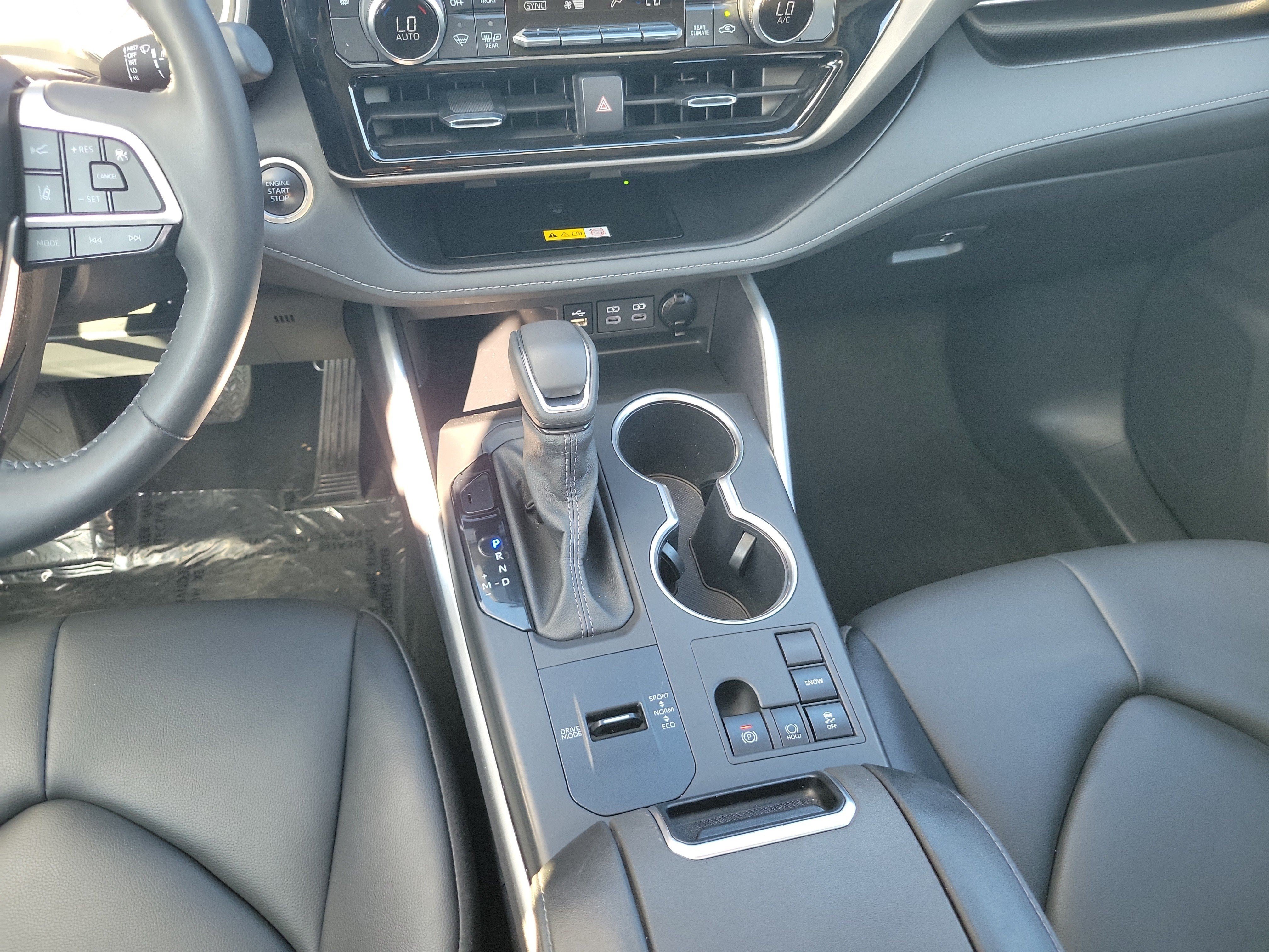 Used 2024 Toyota Highlander XLE FWD image 22