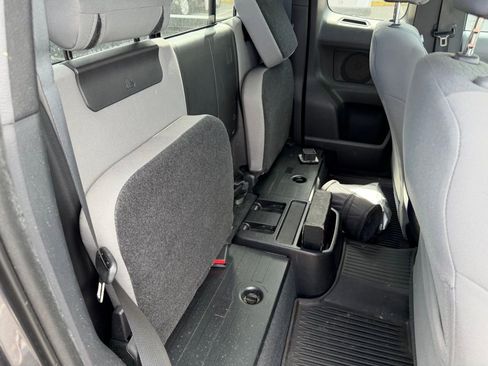 Used 2016 Toyota Tacoma SR5 w/ SR5 Appearance Package (SN) image 18