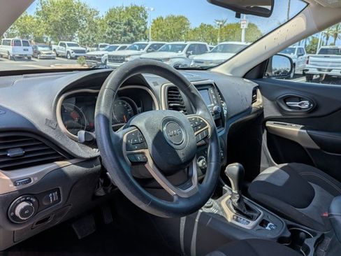 Used 2018 Jeep Cherokee Latitude AWD/4WD image 9
