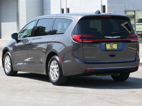 Used 2023 Chrysler Pacifica Touring-L FWD image 5