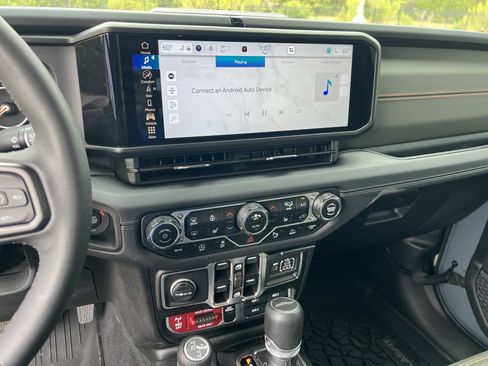 Used 2025 Jeep Gladiator Mojave AWD/4WD image 9