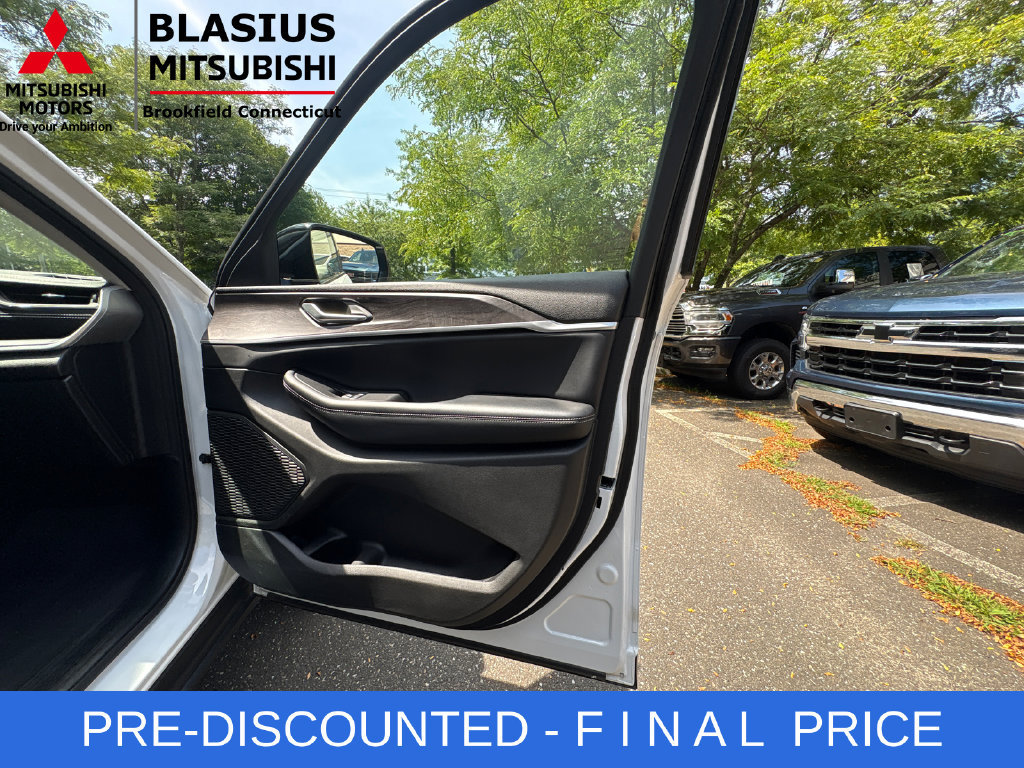 Used 2023 Jeep Grand Cherokee Limited w/ Trailer Tow Prep Group (B) AWD/4WD image 30