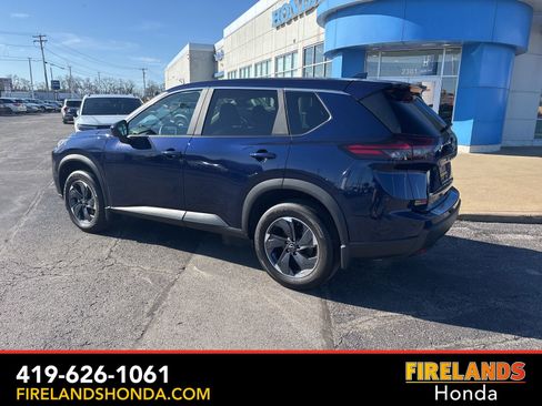 Used 2025 Nissan Rogue SV image 2
